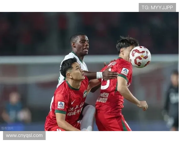 李明重返工体现场观战国安对成都